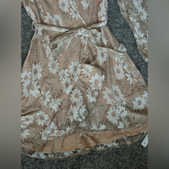 CUPSHE NWT Peach/Cream Floral Lace Faux Wrap size Large - Picture 8 of 11